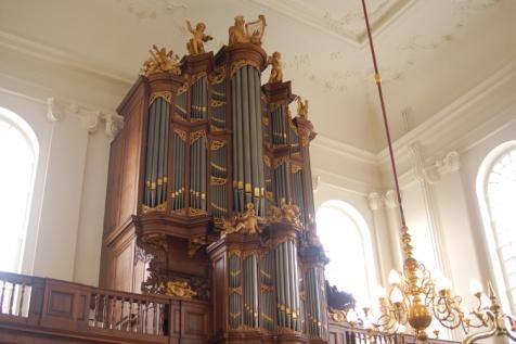 Het is het tweede achtereenvolgende jaarverslag van de Stichting Cultuur en Muziek in de Lutherse Kerk, welke stichting in 2009 werd opgericht als opvolger van het Orgelcomité van de Lutherse Kerk
