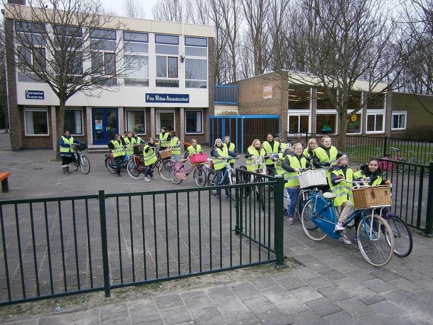 April 2012 Beste ouders, verzorgenden en andere belangstellenden! Hier is de Nieuwsbrief van april. Veel leesplezier! Agenda (zie ook agenda website!) 27 april Koninginnedag! Hoera! Continurooster.