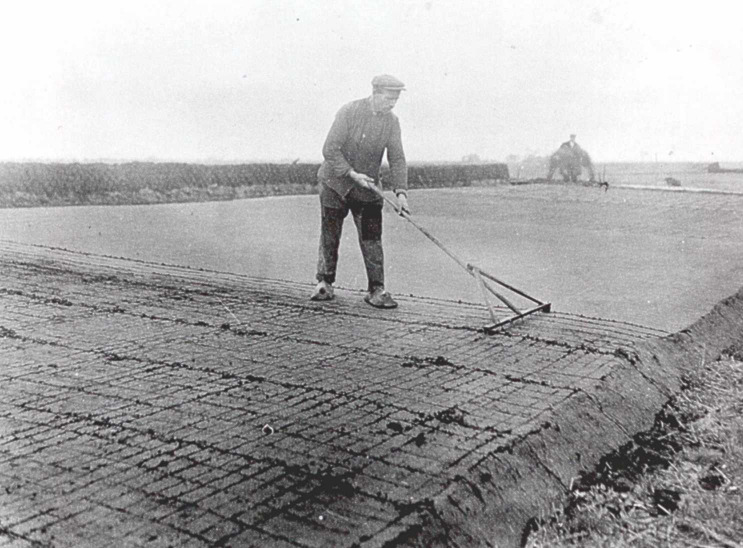 r bestond voor de arbeiders een groot verschil tussen zomer- en winterwerk. In het voorjaar, meestal tussen 15 maart en 15 mei, was er werk bij de veenbazen.