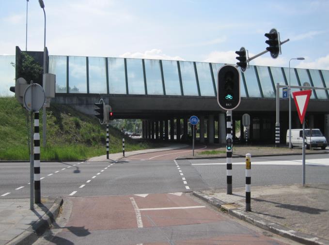Controlepost 13 Verkeerslichten Bernhardstraat Omschrijving Vanuit de binnenstad fietst de leerling over de Ringdijk en de Don Velascodreef.
