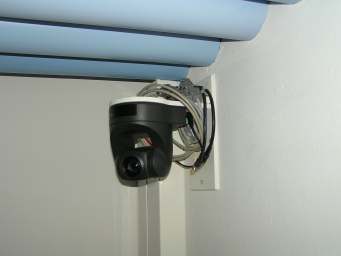 De opzet In het observatielab van het UiL-OTS hangen drie videocamera s aan de muur. Daarmee is het mogelijk om bijvoorbeeld kinderen te observeren voor onderzoek naar taalverwerving.