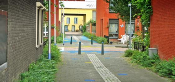 BLAUWE ROUTE VAN en NAAR de blauwe plek De blauwe route vertrekt van en gaat naar de blauwe speelplek (schoolplein De Fontein). Als je de blauwe route volgt kun je twee kanten op.