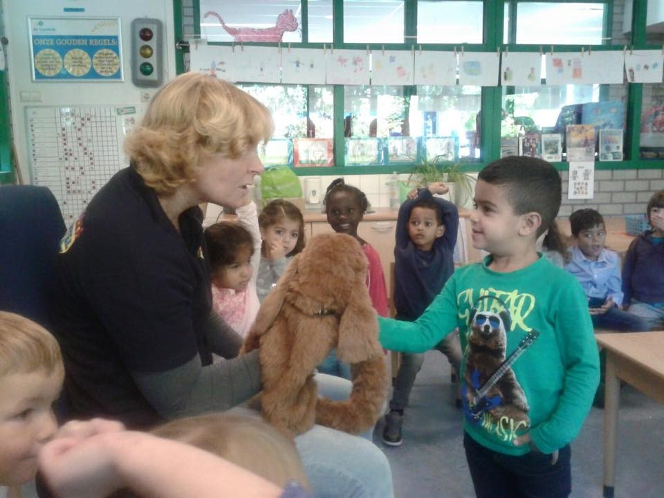 2 Volgende week start de Kinderboekenweek, maar gisteren werd het schoolproject in ditzelfde thema "RAAR MAAR WAAR" al geopend. Het thema waarbij wetenschap en techniek centraal zal staan.