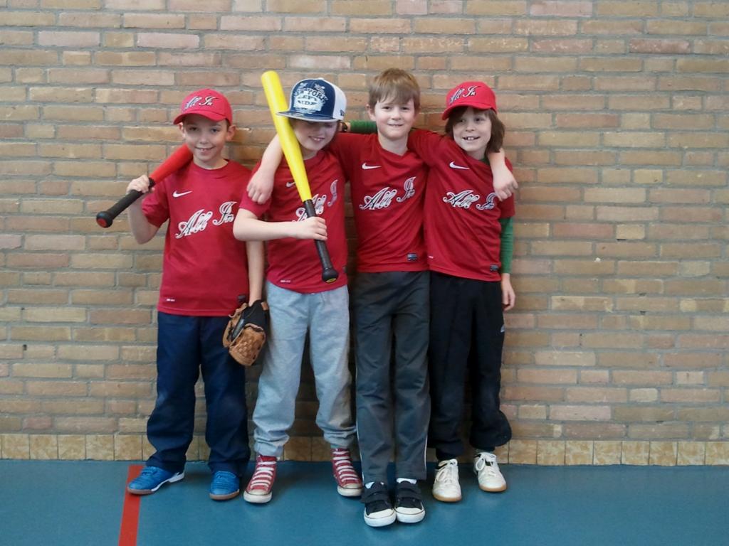 4 Beeballers gehuld iin eiigen tenue!!.. Het is eindelijk zo ver! Na enkele weken / maanden gewacht te moeten hebben is ook ons jongste team gehuld in de clubkleuren.