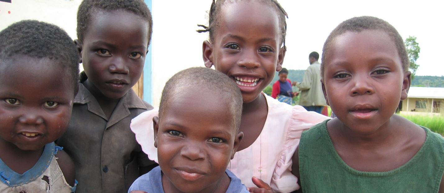 Inleiding Elk kind in deze wereld heeft recht op de liefde van zijn (of haar) ouders. In Zambia zijn er meer dan één miljoen weeskinderen. Hun ouders zijn gestorven aan aids.