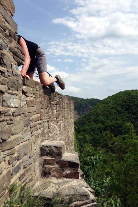 Als we de klim hebben gehad en bij de muur van Burg Are staan is er geen pad meer te zien.