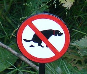 Ook is het advies om met grótere borden en met méér borden duidelijker zichtbaar te maken dat het bij dit soort locaties verboden is voor honden.