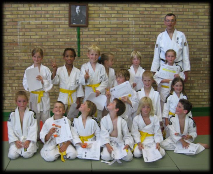 Kleding en Uitrusting Judo wordt beoefend in een judo-gi (pak). Dit bestaat uit een broek en jas. De kimono wordt dichtgehouden door middel van een obi (band).