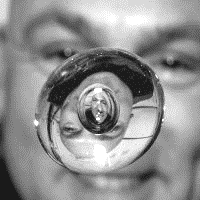 Waarneming:......... Proef 4.3.1.2 We kijken door een bolvormige glazen kolf, gevuld met water, naar onze buur. Waarneming:.