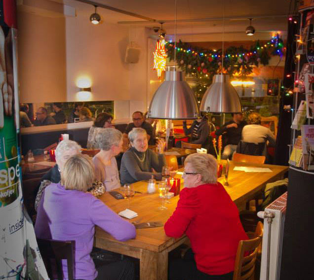 Onder de Pannen in Zuid! Eten is een sociale bezigheid, of het nu thuis is, bij de buren of gezellig buiten de deur. Het is het moment waarop mensen bij elkaar komen om de dag door te nemen.