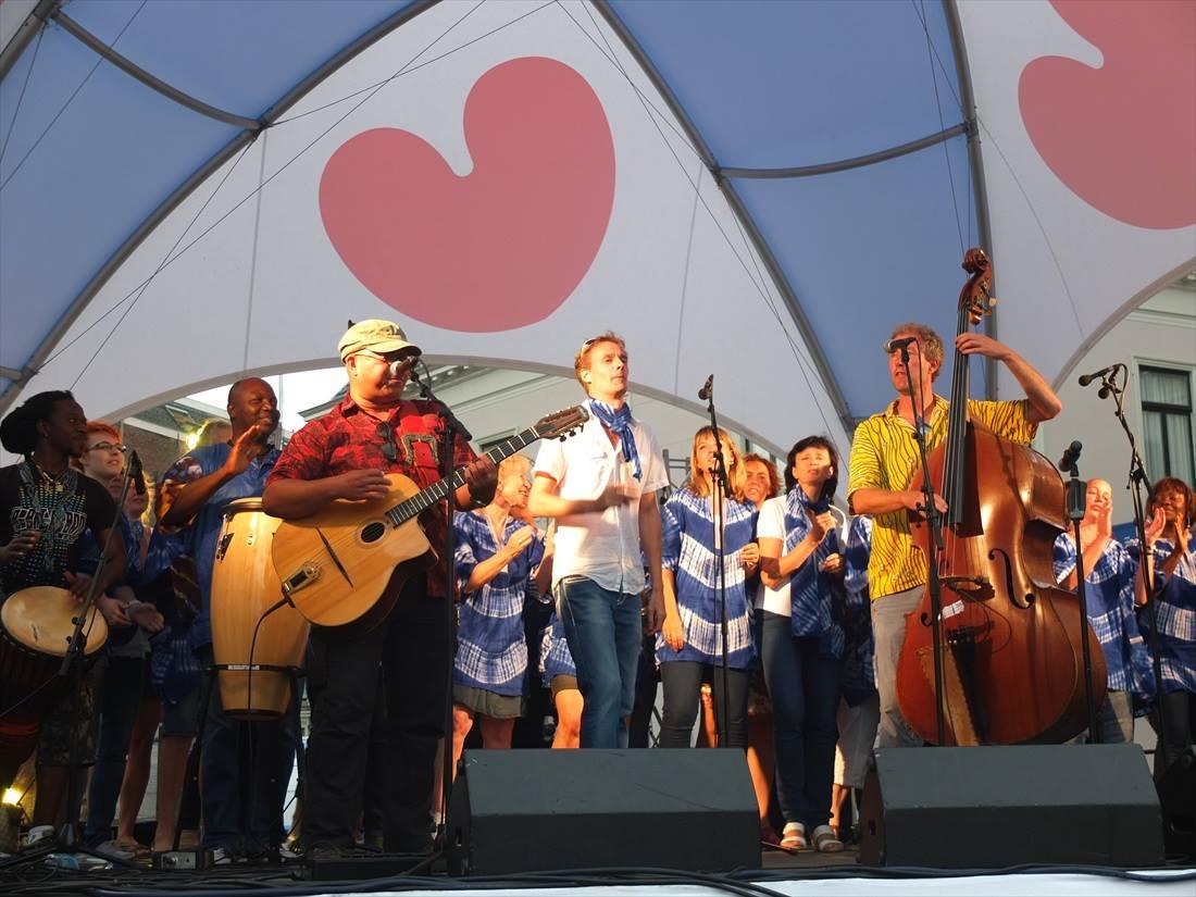 2. Achtergrondinformatie 2.1. Stichting All for One Stichting All for One is het Multicultureel gospelkoor uit Leeuwarden.