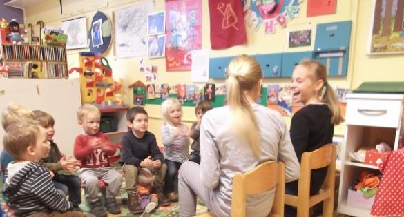 Als school geven we de kinderen leesboekjes mee naar huis, ontlenen we boeken uit de bib, houden we een voorleesweek, komt tante Mick elke week voorlezen, lezen de kinderen van het 6 de lj.