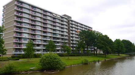 Restaurant Le Pompidou. Fraaie waterpartijen tussen de flatgebouwen Als we de fietstocht vervolgen passeren we aan de linkerzijde het winkelcentrum van de Wesselerbrink.