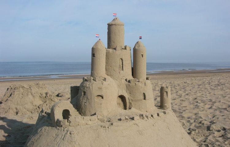 Bouw een zandkasteel in de zandbak.