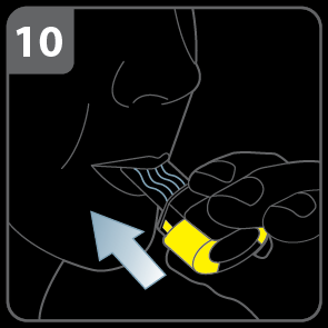 Prik de capsule door: Houd de inhalator rechtop met het mondstuk naar boven gericht. Prik de capsule door, door beide knoppen aan de zijkanten gelijktijdig stevig in te drukken. Doe dit maar één keer.