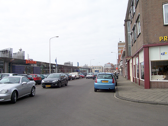 Schokkerweg De bewoners van de Schokkerweg klagen al jaren over de verkeerssituatie in hun straat.