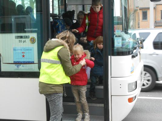 De BUSRIT Maandelijks komen tussen de 150 en 200 verschillende kinderen naar t Loavertje.