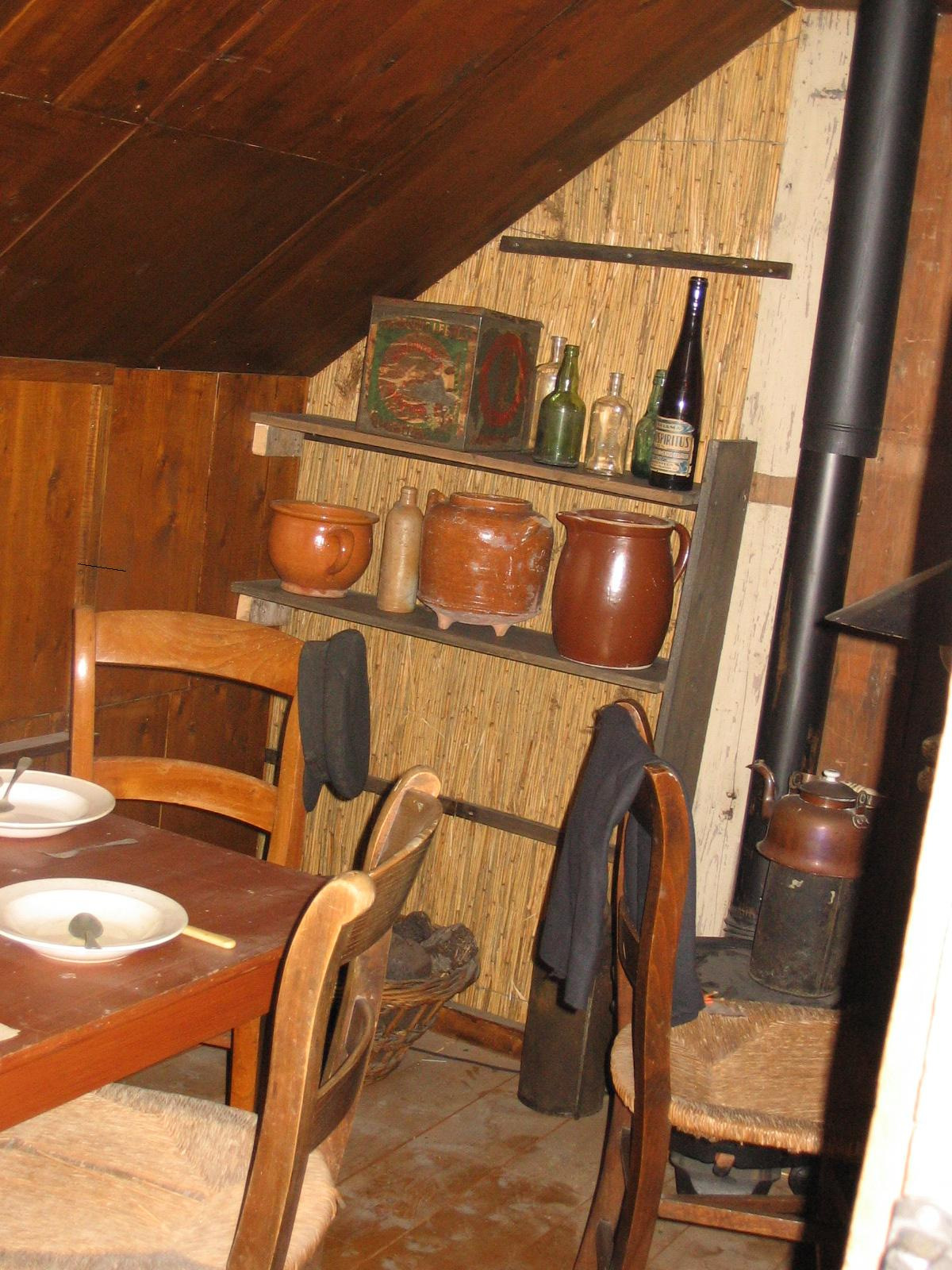 Wonen in het veen Veenarbeiders woonden met complete gezinnen in keten of plaggenhutten. Dit zijn zelfgebouwde simpele houten hutten van ongeveer 4 bij 6 of 8 meter.