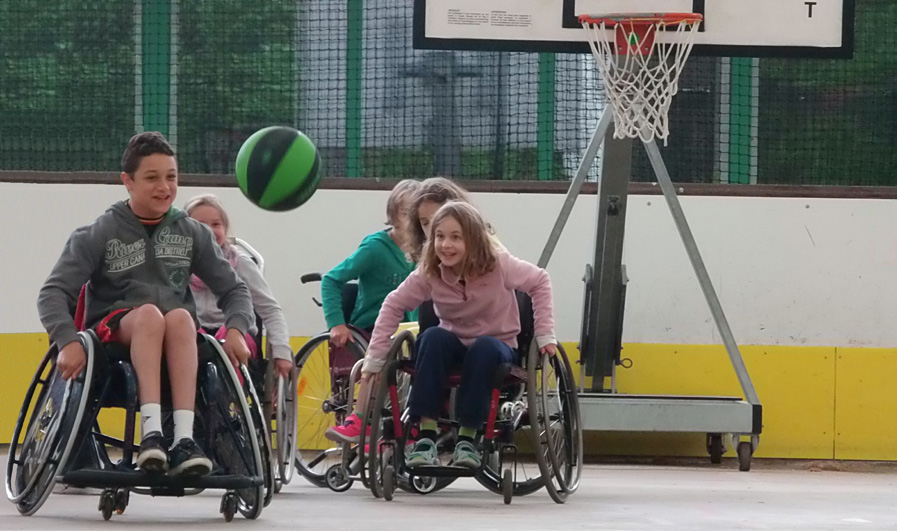 kunnen lopen. In bepaalde sporttakken die in clubverband worden aangeboden, oefenen sporters in een rolstoel en lopers samen.