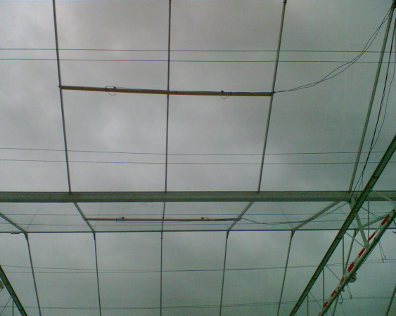 12 Figuur 6. Foto van de meetopstelling in het dak in de kas bij van der Lans.