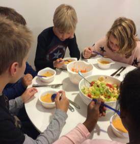 Op verschillende scholen hebben we gedanst met groep 1 t/m 3. Van Kinderen voor Kinderen tot de Superman dans Het kwam allemaal voorbij en iedereen heeft zijn/haar mooiste dansmoves laten zien!