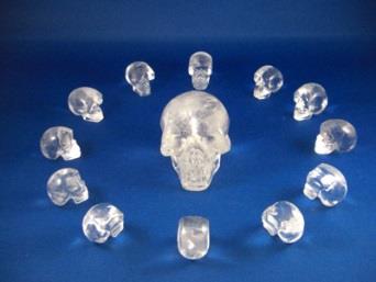 Doorgaans worden de Kristallen schedels ingedeeld naar leeftijd : 1. Oeroude of Ancient skulls : ouder dan 1500-2000 jaar 2. Oude schedels vermoedelijk 100 1500 jaar oud zijn.