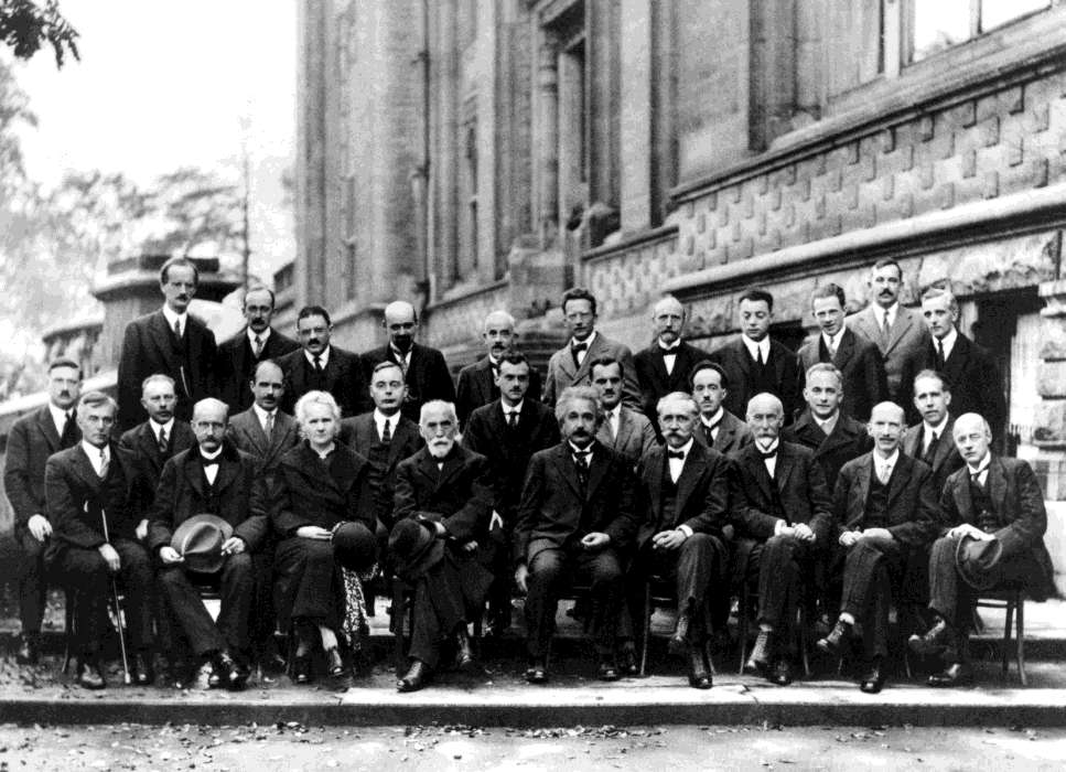 Quantumwereld 2014 Vijfde conferentie (1927). Bovenste rij (L-R): Auguste Piccard, E. Henriot, Paul Ehrenfest, Ed.