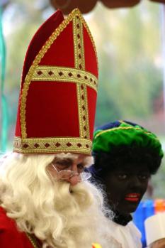 Groep 1/2B Sinterklaasfeest. Afgelopen maandag was het eindelijk zover. Na er drie weken naar toe geleefd te hebben kwam Sinterklaas bij ons op bezoek.