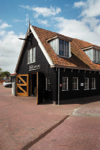 NGK Het Nederlands Gilde van Kunst-, Sier- en Restauratiesmeden (NGK) is de branchevereniging voor professionele, ambachtelijke smederijen in Nederland.