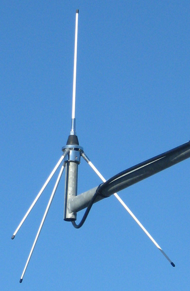 3.4. PCB-antennes 13 Figuur 3.6: Voorbeelden van een dipool (links) Bron en monopoolantenne (rechts) Bron Loop antenne De loop antenne is een stroomkring waarin de stroom heen en weer loopt.