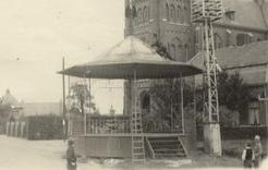 Burgemeester Schijvens liet in 1889 bij de toenmalige nieuwe kerk op "De drie Hoeven" een nieuw
