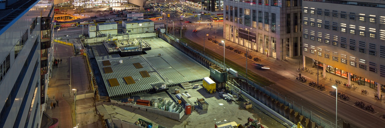 Aan het Kruisplein in het centrum van Rotterdam wordt tegelijk met de aanleg van een ondergrondse parkeergarage op het dak van die garage een eveneens ondergrondse gelegen waterberging gerealiseerd