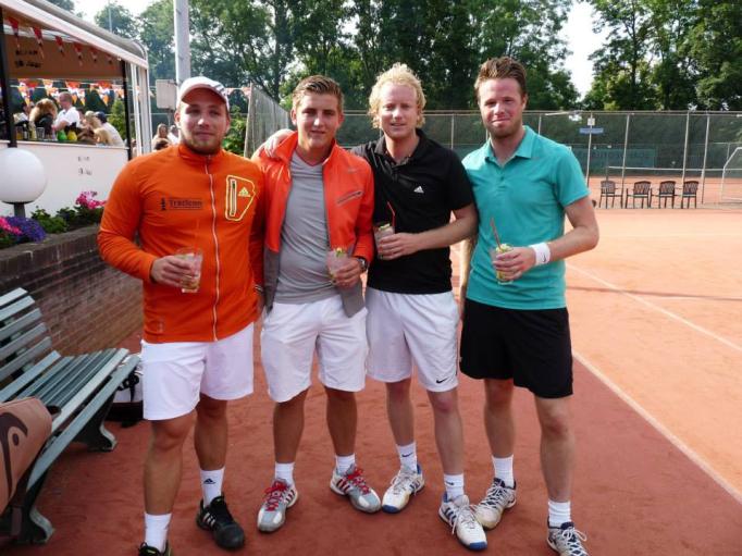 Je hoeft dus geen lid te zijn van onze vereniging en dat biedt dé gelegenheid om eens met iemand anders (vriend/ vriendin/ collega/ verre familieleden) dan een Be Fair tennislid een toernooi te