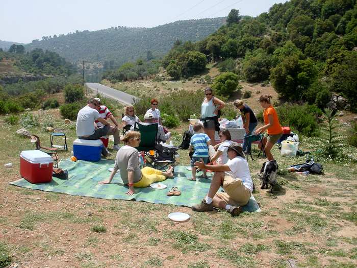 NV Amman Jaargang 6 nummer 4 nieuwsbrief mei 2013 info@nvamman.com Wandeling en picknick Wadi Mahmoud Met 17 aangemelde personen hadden we een mooie groep bijeen om er een fijne dag van te maken.
