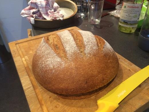 Traditioneel Zuurdesem Roggebrood Receptuur Starter/Dezem 100 g meel + 100 g water + 1 theelepel oude kweek, roeren en na 24 h is het klaar om brood te maken.