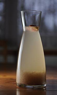 Traditioneel Kombucha en Water Kefir Receptuur (fotos: Wikipedia.org) Kombucha en water kefir(a.k.a Tibicos) zijn twee bijzondere dranken die bereid worden met behulp van zwammen/korrels van symbioses van schimmels en bacteriën.