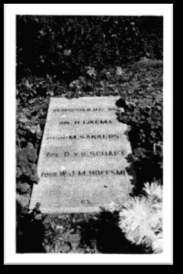 16 De eerste graven van 10 mei 1940 bij het Groene Kerkje te Oegstgeest.
