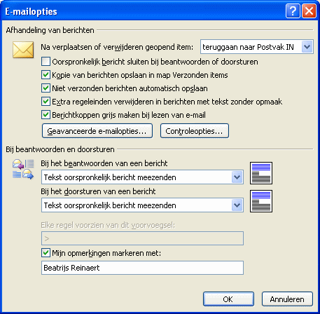 Configuratie Antwoorden/Doorzendingen configureren Gebruik vanuit het hoofdvenster van Outlook, de opdracht Extra Opties. Klik op de tab Voorkeuren en vervolgens op de knop E mailopties.