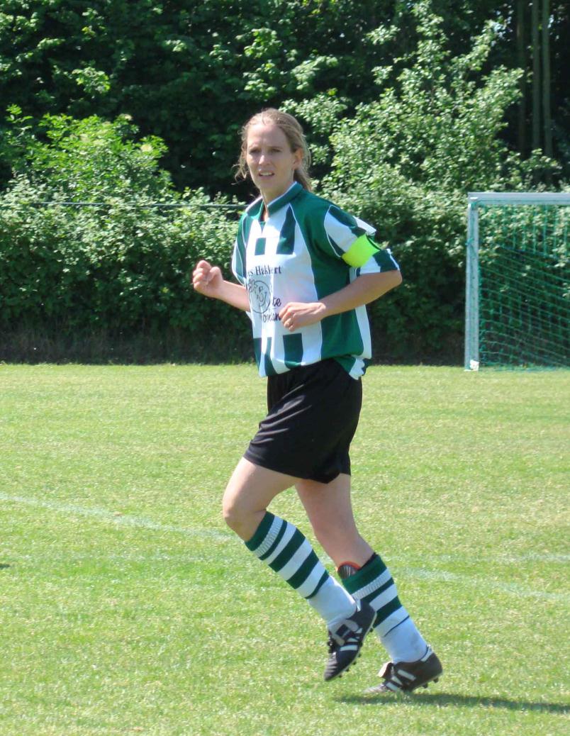 MARJAN HEINEN Beleidsmedewerker sectie amateurvoetbal Sinds 2007 bij KNVB werkzaam Clubondersteuning - 6 districtskantoren Clubambitie