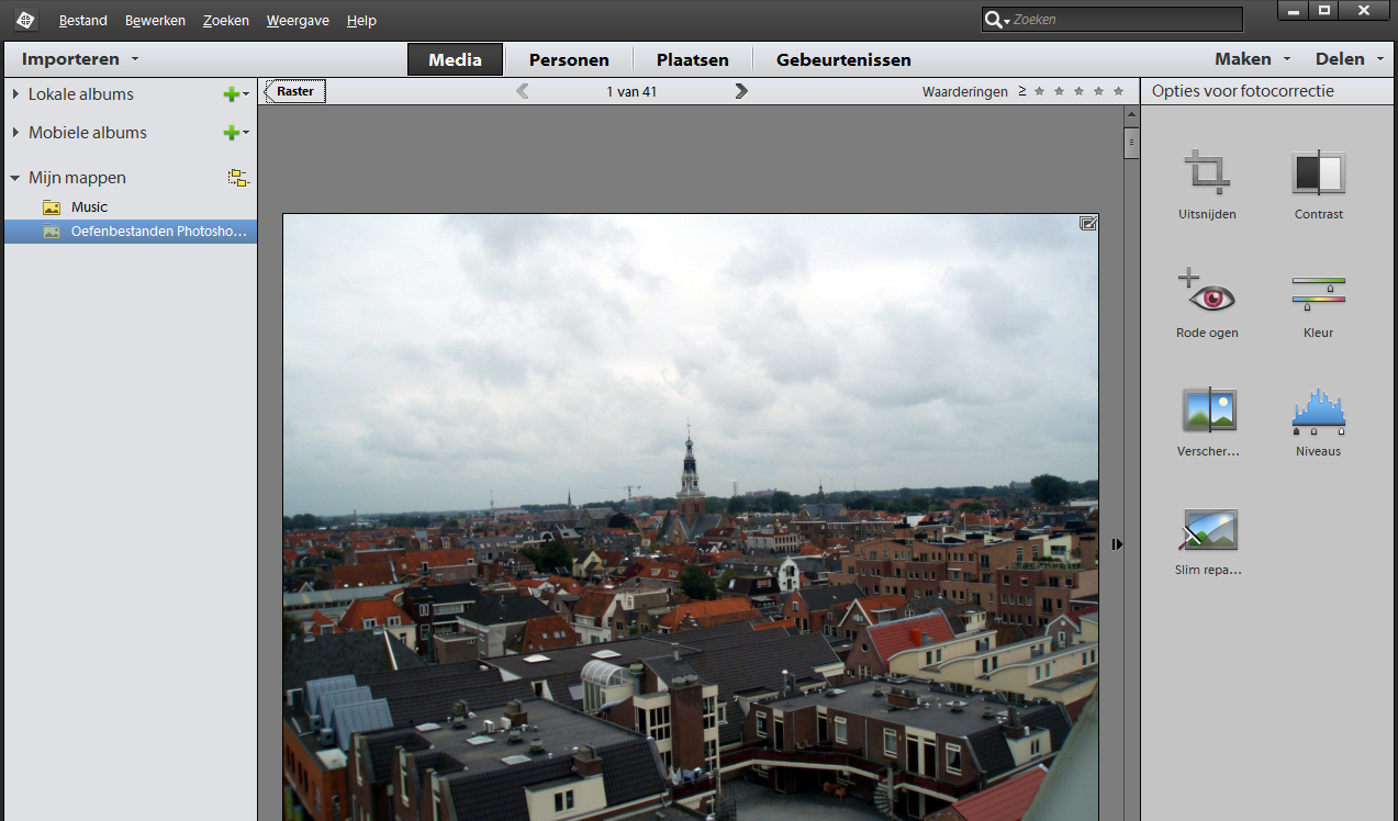 78 Basisgids Adobe Photoshop Elements 4.1 Niveaus automatisch verbeteren Met de optie Niveaus past u het totale contrast van een foto aan, waarbij ook de kleuren worden aangepast.