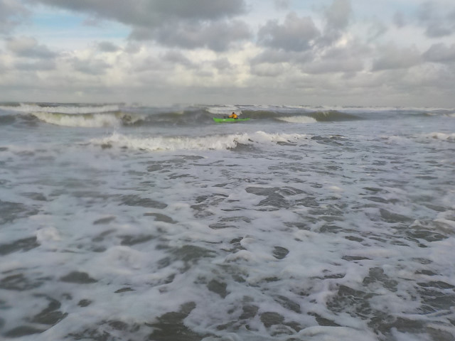 Het is telkens weer een fantastische beleving. De golven komen op u af en verhogen hoe dichter ze komen. Dat zal wel niet enkel gezichtsbedrog zijn, op de oever of de zandbank lopen de golven op.