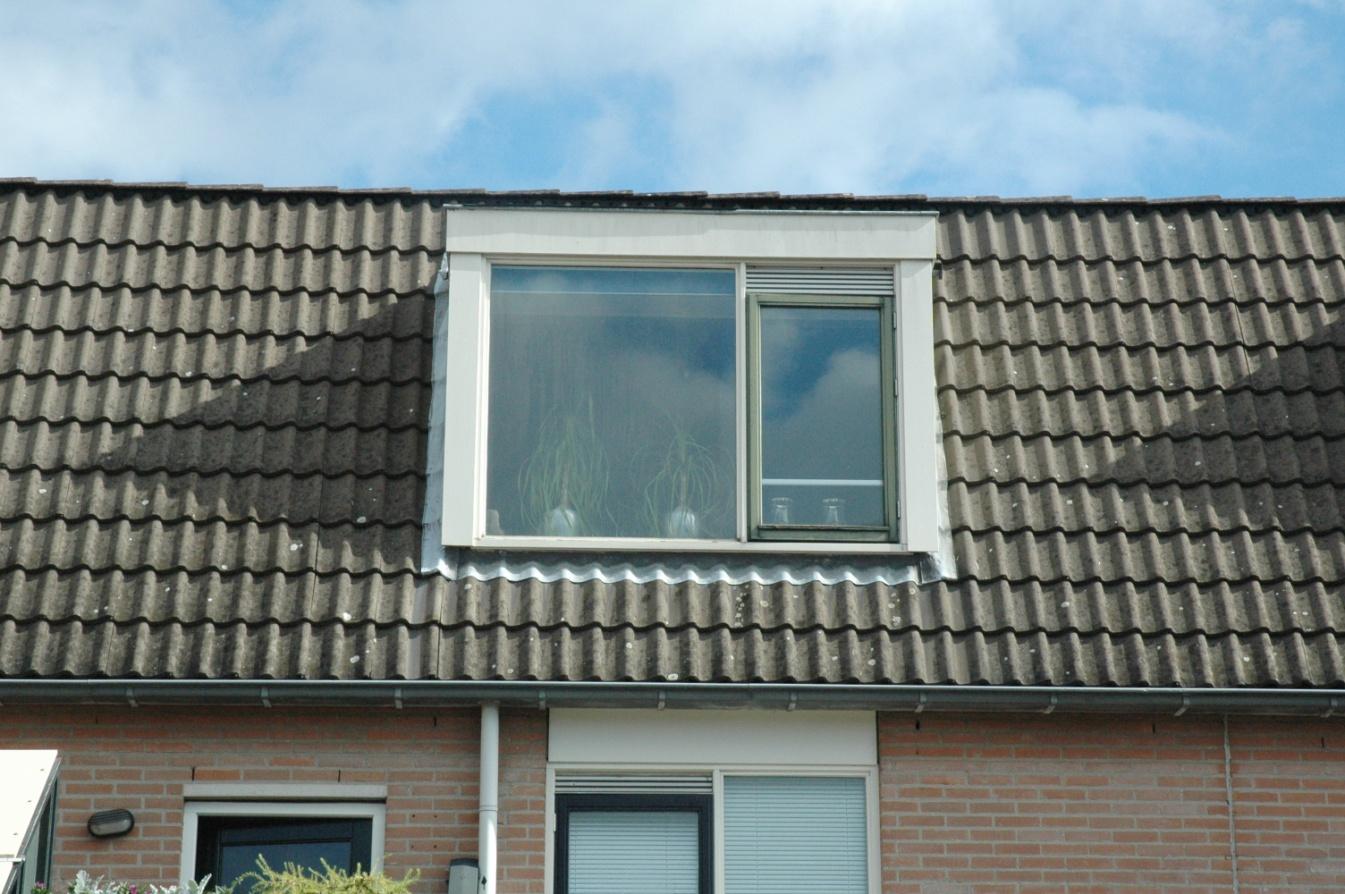 GEMODERNISEERDE GOED AFGEWERKTE 2-KAMER BOVENWONING MET EEN VERRASSENDE INDELING, BUITEN ZITRUIMTE OP DE EERSTE VERDIEPING EN FIETSENBERGING OP DE BEGANE GROND.