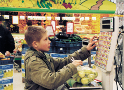 Praag Plzen TSJECHISCHE REPUBLIEK Brno Bratislava Supermarkten Delvita Buurtwinkel Sama Distributiecentrum SLOWAKIJE VOORUITZICHTEN 2001 Eind had Delvita 5.683 medewerkers in dienst (4.