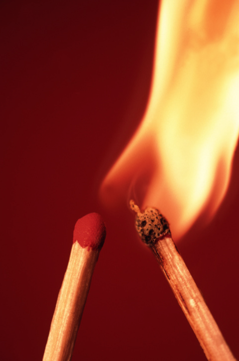 Verbranding Verbranding Verbranding is een scheikundige reactie van een brandstof met zuurstof. De ontbrandingstemperatuur van een brandstof is de laagste temperatuur waarbij een stof in brand vliegt.