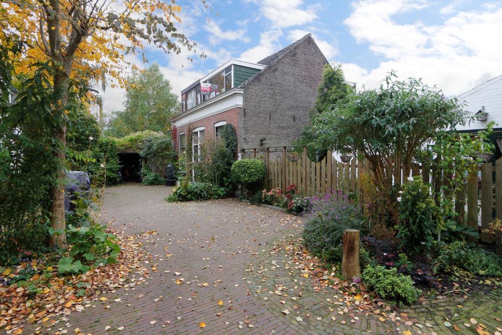 Wonen aan een hof in het centrum van Dordrecht? Geen standaard huis of locatie voor jou, maar wonen aan één van de leukste hofjes grenzend aan de Vriesestraat, nabij het Vrieseplein en het centrum.