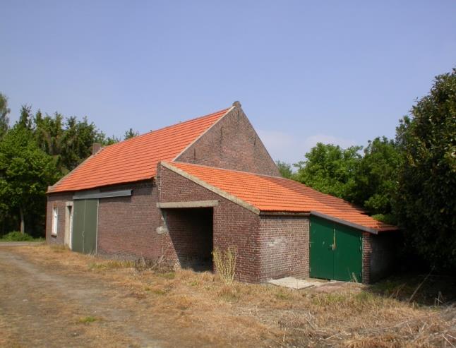 Geheel te renoveren/herbouwen langgevelboerderij met schuur en open loods op een ruim bemeten perceel van circa 1.800 m 2. Slechts op enkele minuten afstand van het centrum van Weert gelegen.