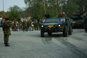 De ceremonie vond plaats op een gedeelte van de Bernhardkazerne, dat representatief is voor de Cavalerieschool, nabij de loodsen van de Fenneks en Leopards 2A6.