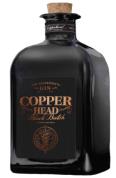 06 Copperhead Black batch wordt gepresenteerd in een opvallende zwarte fles. jeneverbessen, kardemom, engelwortel, korianderzaad en sinaasappelzeste.