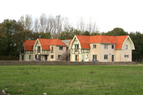 DE SLIKKE EN DE SCHORRE 8151 In de schaduw van Isara ligt een modern en stijlvol jeugdverblijf.