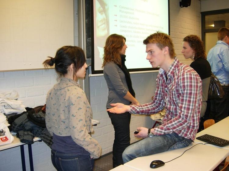 Hogeschool (HRO / Inholland) Colleges + andere werkvormen + andere benadering van de theorie peercoaches + kennis